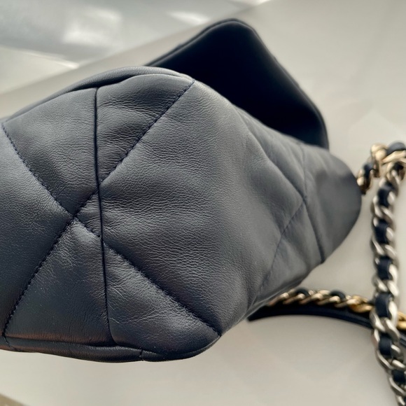 CHANEL Large 19 flap bag. - Picture 14 of 16